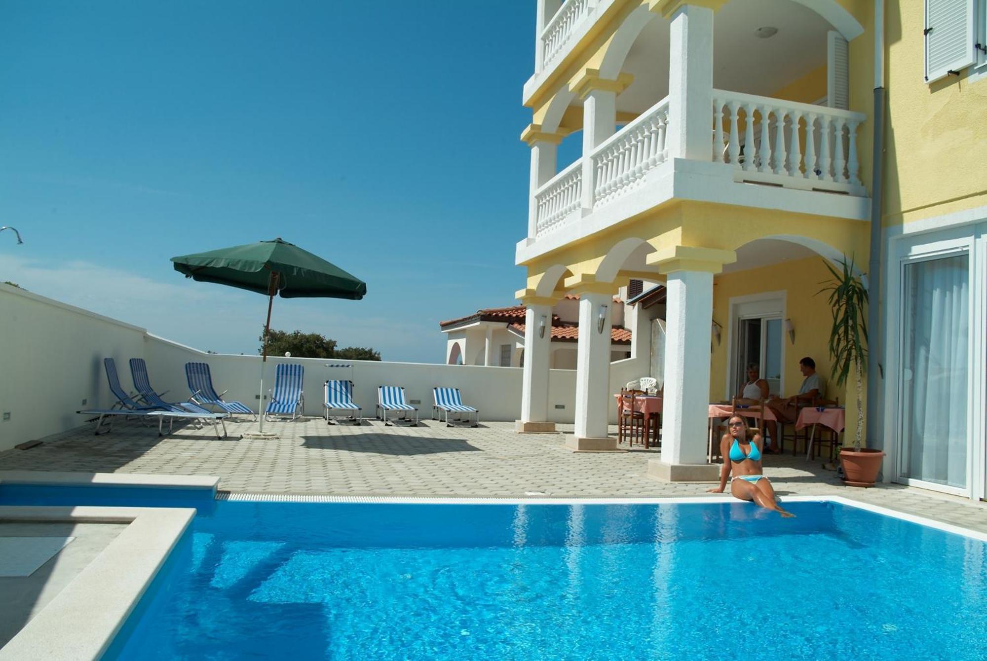 Rooms With A Swimming Pool Peroj, Fazana - 2235 Экстерьер фото